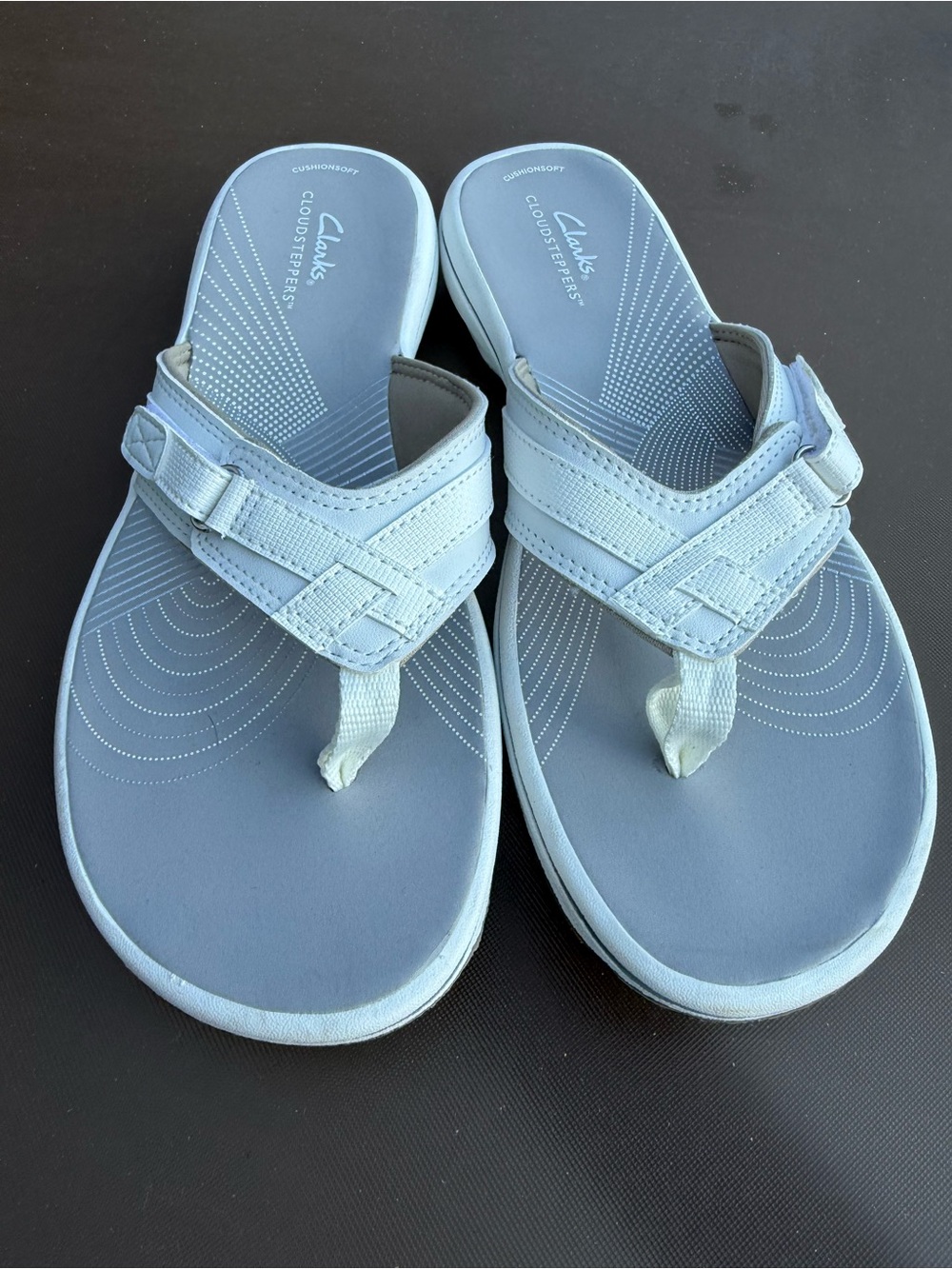 Clark’s White Grey Leather Rubber Flip Flops Sandals size 9